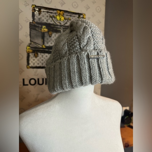 NWOT MICHAEL KORS GRAY CABLE KNIT FALL & WINTER HAT - Picture 2 of 6